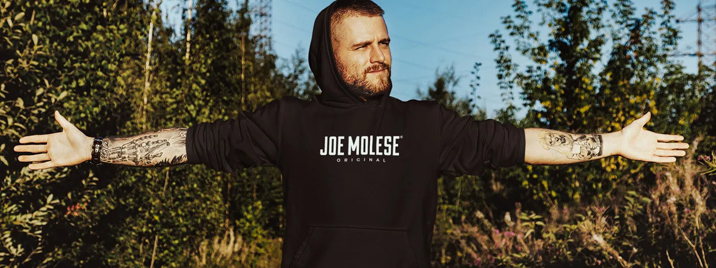 Nachhaltiger Streetwear Hoodie in natürlicher Umgebung