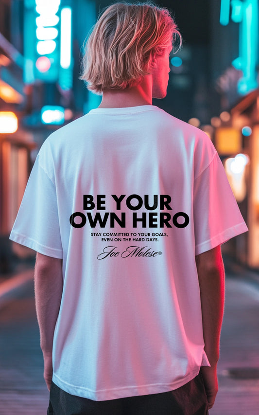 weisses Be your own Hero T-Shirt - Motivierende Streetwear aus 100% Bio-Baumwolle 