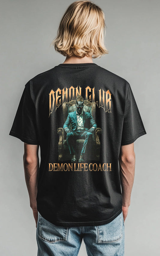 Mann trägt ein schwarzes T-Shirt mit einem weißen Aufdruck eines Dämons auf einem Thron