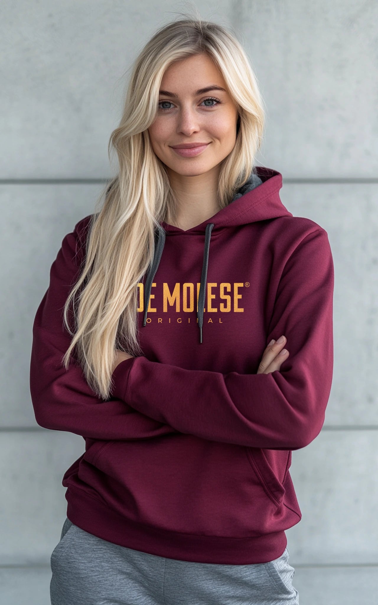Unisex Logo Hoodie in Burgunderrot/Gold